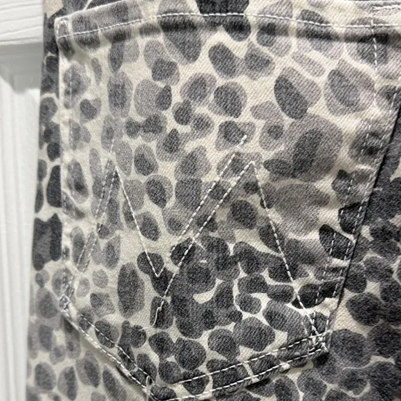 MOTHER Leopard-Print Skinny Jeans in Gray and White - Picture 9 of 11